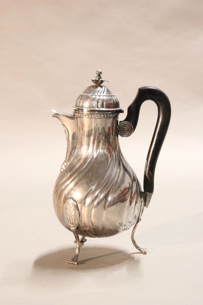 LILLE

Silver pourer with sides decorated...