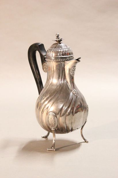 LILLE

Silver pourer with sides decorated...