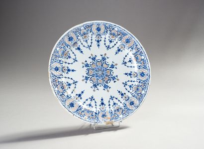 ROUEN

Important dish in polychrome earthenware...