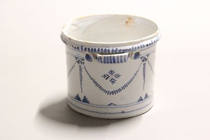 Refreshment stand in blue and white earthenware.

Decorated...