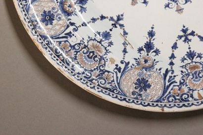 ROUEN

Important dish in polychrome earthenware...