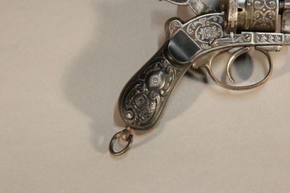 Pistol with pin.

Barrel with 6 shots.

Wooden...