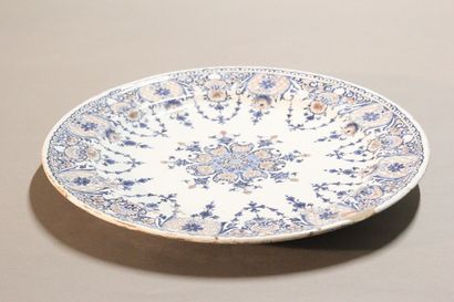 ROUEN

Important dish in polychrome earthenware...