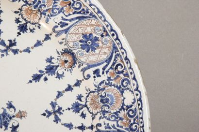 ROUEN

Important dish in polychrome earthenware...