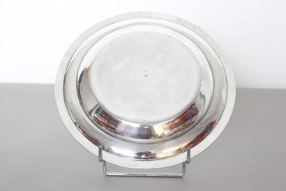 Circular silver dish bordered with nets.

Wing...