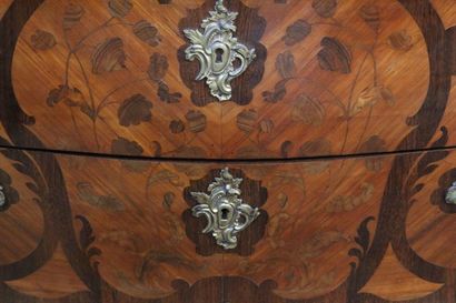 Chest of drawers in veneer curved all sides.

Opens...