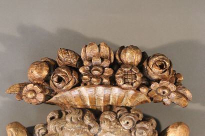 Decorative element in carved gilded wood...