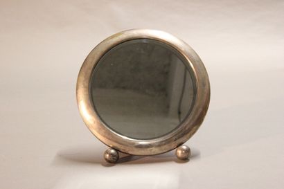 Modernist circular mirror in chromed metal.

Pose...