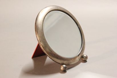 Modernist circular mirror in chromed metal.

Pose...