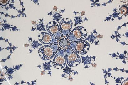 ROUEN

Important dish in polychrome earthenware...