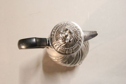 LILLE

Silver pourer with sides decorated...