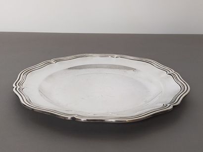 Round silver dish of circular form.

Decoration...