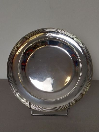 Circular silver dish bordered with nets.

Wing...