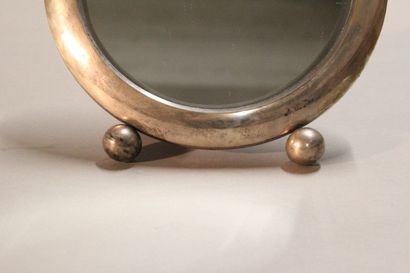 Modernist circular mirror in chromed metal.

Pose...