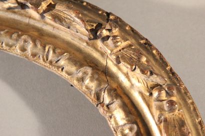 Circular view frame in gilded and carved...