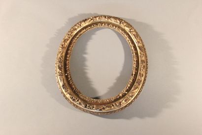 Circular view frame in gilded and carved...