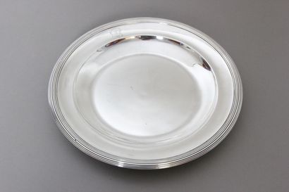 Circular silver dish bordered with nets.

Wing...