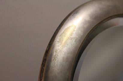 Modernist circular mirror in chromed metal.

Pose...