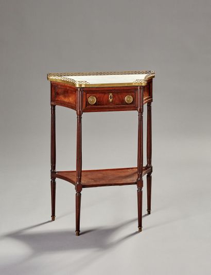 Mahogany and mahogany veneer console of trapezoidal...