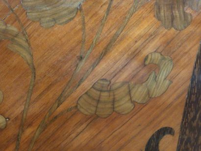 Chest of drawers in veneer curved all sides.

Opens...