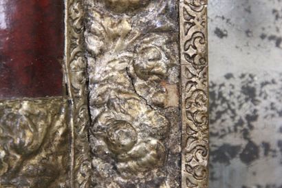 Mirror in red scales and gilded copper.

Decorated...