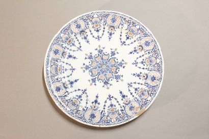 ROUEN

Important dish in polychrome earthenware...