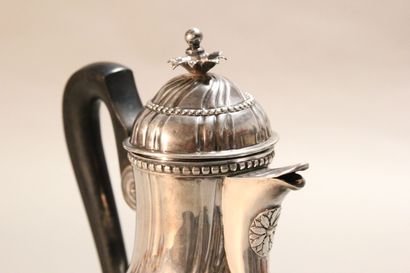 LILLE

Silver pourer with sides decorated...