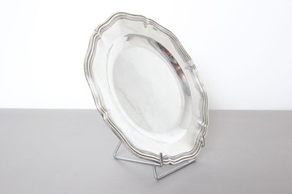 Round silver dish of circular form.

Decoration...