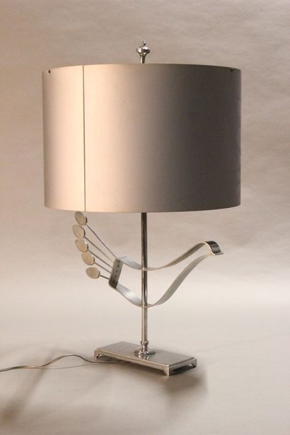 Curious lamp in chromed metal.

The body...