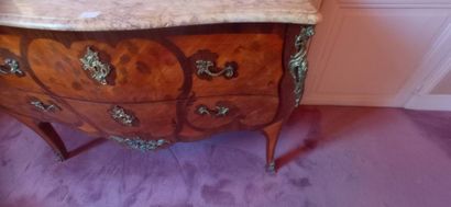 Chest of drawers in veneer curved all sides.

Opens...