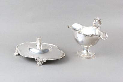 Sauceboat in silver on its polylobed display.

Decorated...