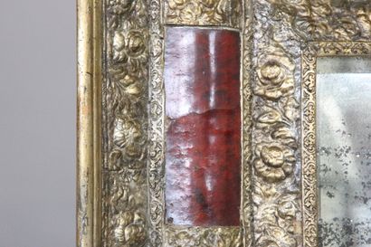 Mirror in red scales and gilded copper.

Decorated...