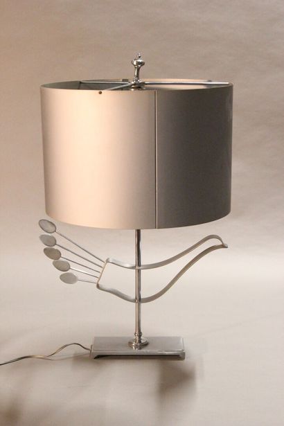Curious lamp in chromed metal.

The body...