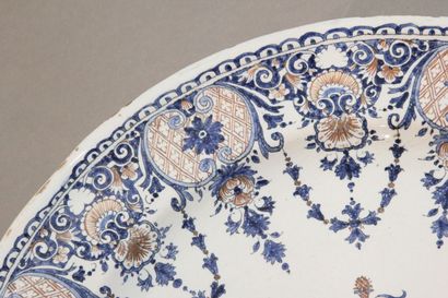 ROUEN

Important dish in polychrome earthenware...