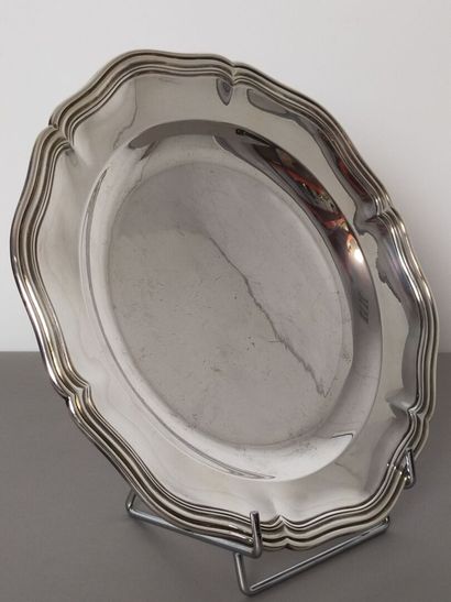 Round silver dish of circular form.

Decoration...