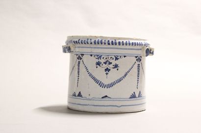 Refreshment stand in blue and white earthenware.

Decorated...