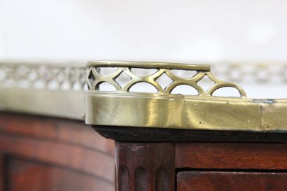 Mahogany and mahogany veneer console of trapezoidal...
