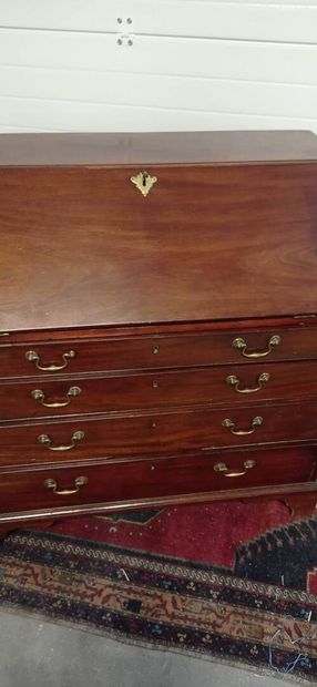 Commode scriban en acajou et placage d'acajou.

La...