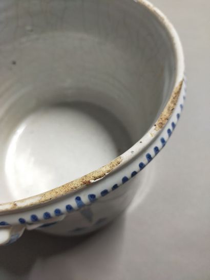 Refreshment stand in blue and white earthenware.

Decorated...