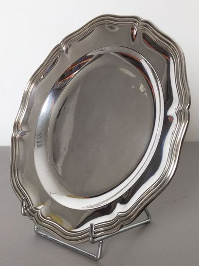 Round silver dish of circular form.

Decoration...