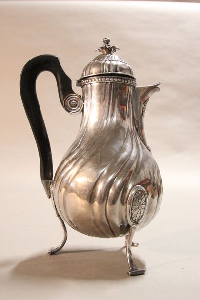 LILLE

Silver pourer with sides decorated...