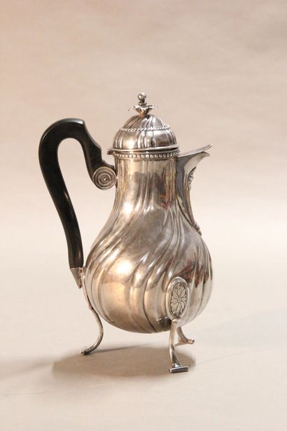 LILLE

Silver pourer with sides decorated...