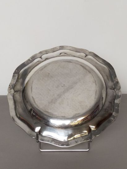 Round silver dish of circular form.

Decoration...
