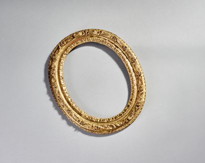 Circular view frame in gilded and carved...