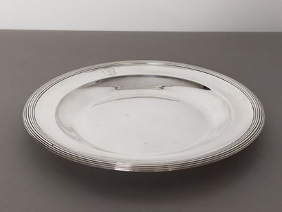 Circular silver dish bordered with nets.

Wing...