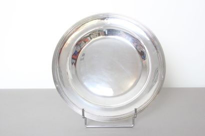 Circular silver dish bordered with nets.

Wing...