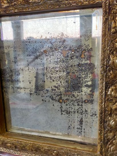 Mirror in red scales and gilded copper.

Decorated...