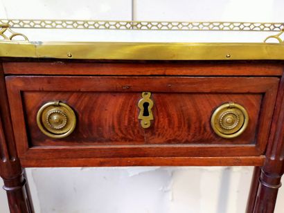 Mahogany and mahogany veneer console of trapezoidal...