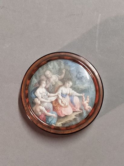 Small circular box in tortoiseshell and burr...