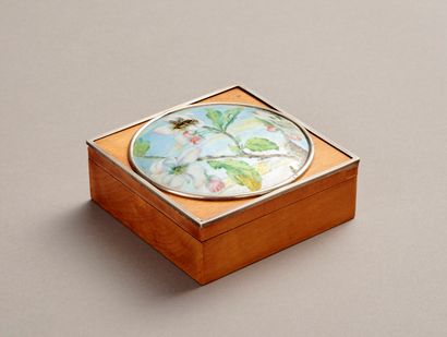Curious box in natural wood, silver frame.

The...